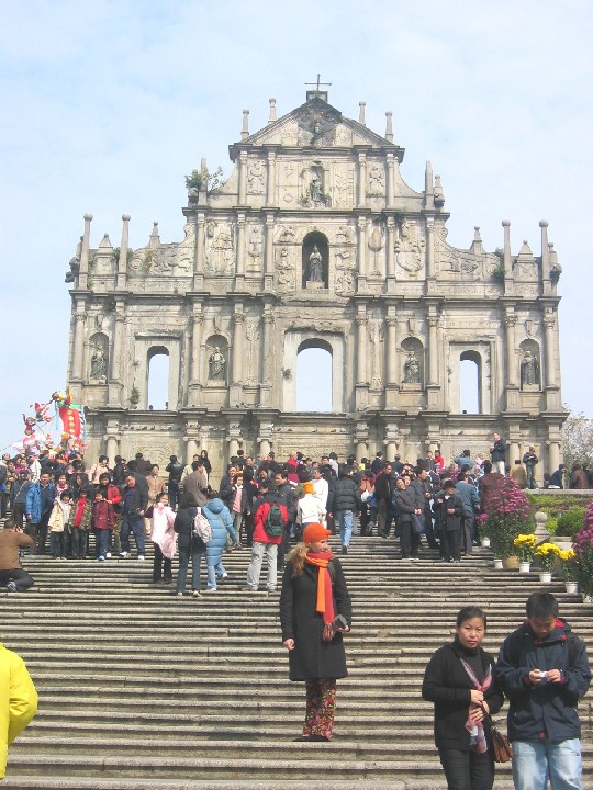 Lynda Gati devant la cathedrale - Macao