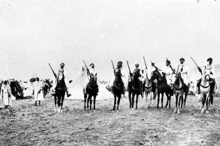 Cavaliers d'un tribu berbere en armes.